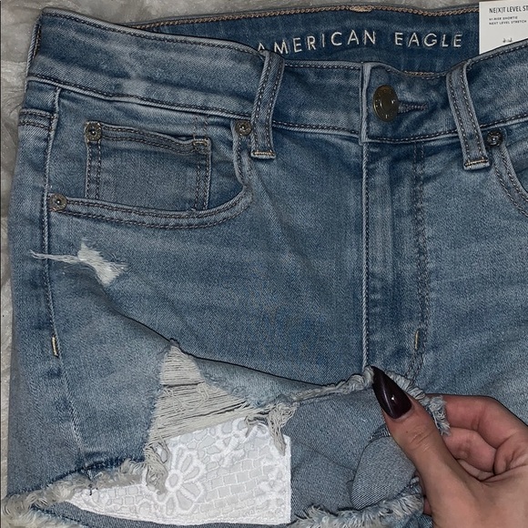 Hi-rise bluejean shorts with lace pockets AEO - Picture 2 of 4